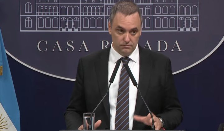 Imputación a Francisco Adorni y nuevas revelaciones: Manuel Adorni se muestra con Caputo en Mendoza en acto de YPF