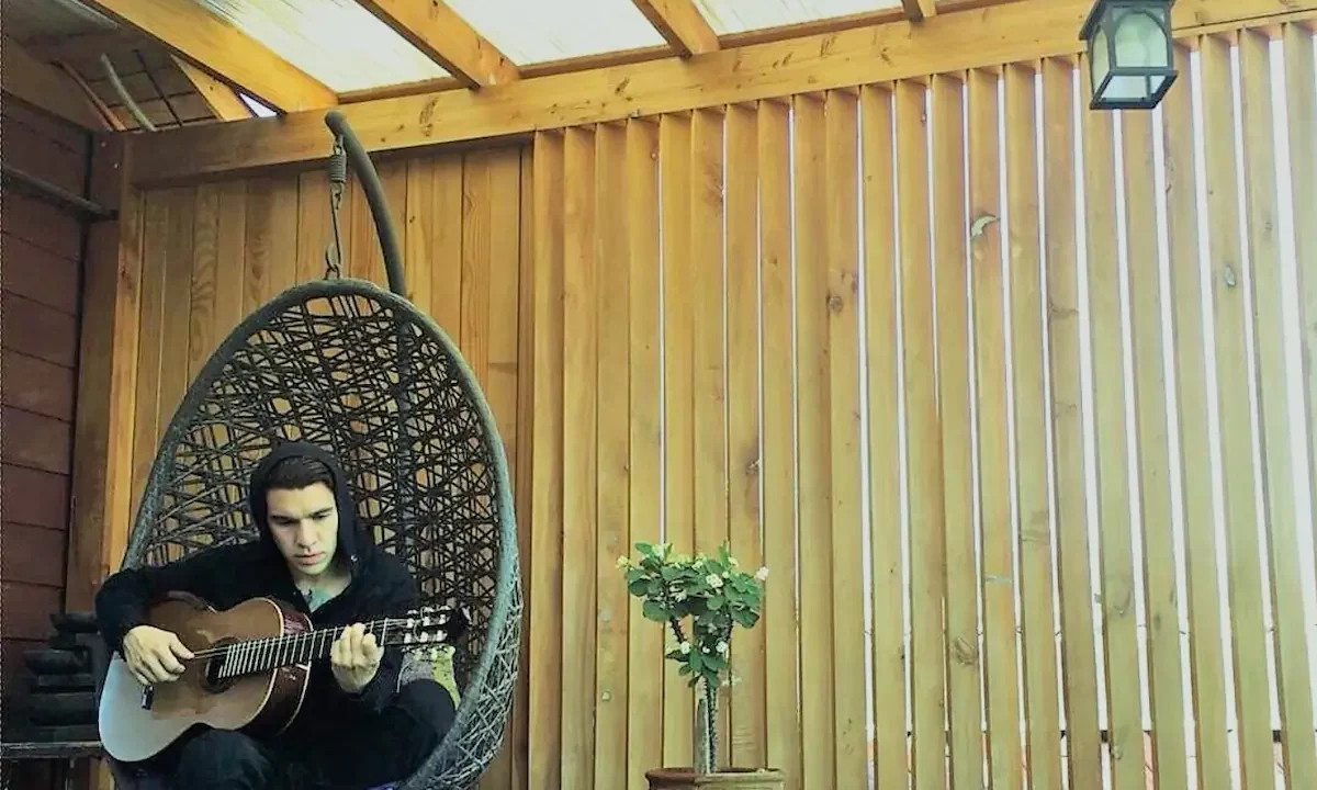 Un músico argentino, German Herlein, encuentra la calma en Chile tras una vida de trotamundos
