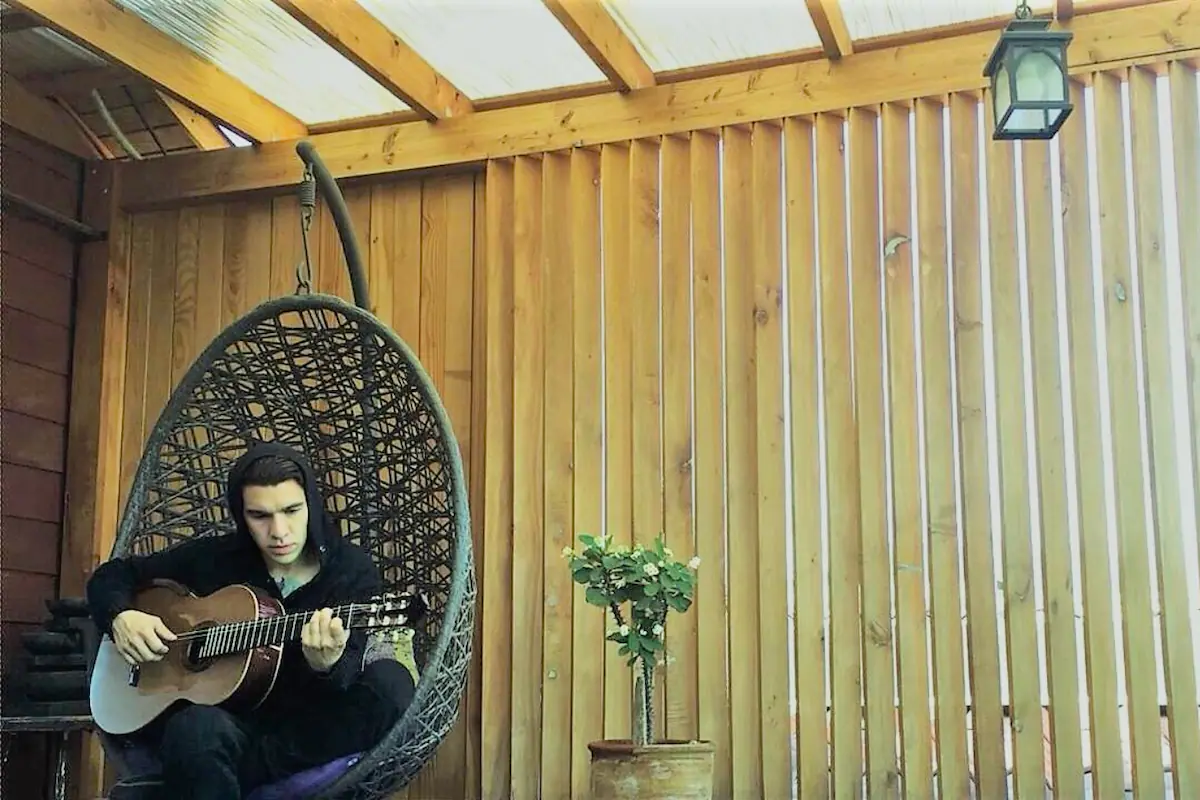 German Herlein, músico argentino, posa con un saxofón en un paisaje chileno.