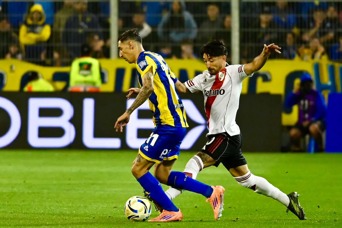 Ángel Di María con la camiseta de Rosario Central en un partido del fútbol argentino.
