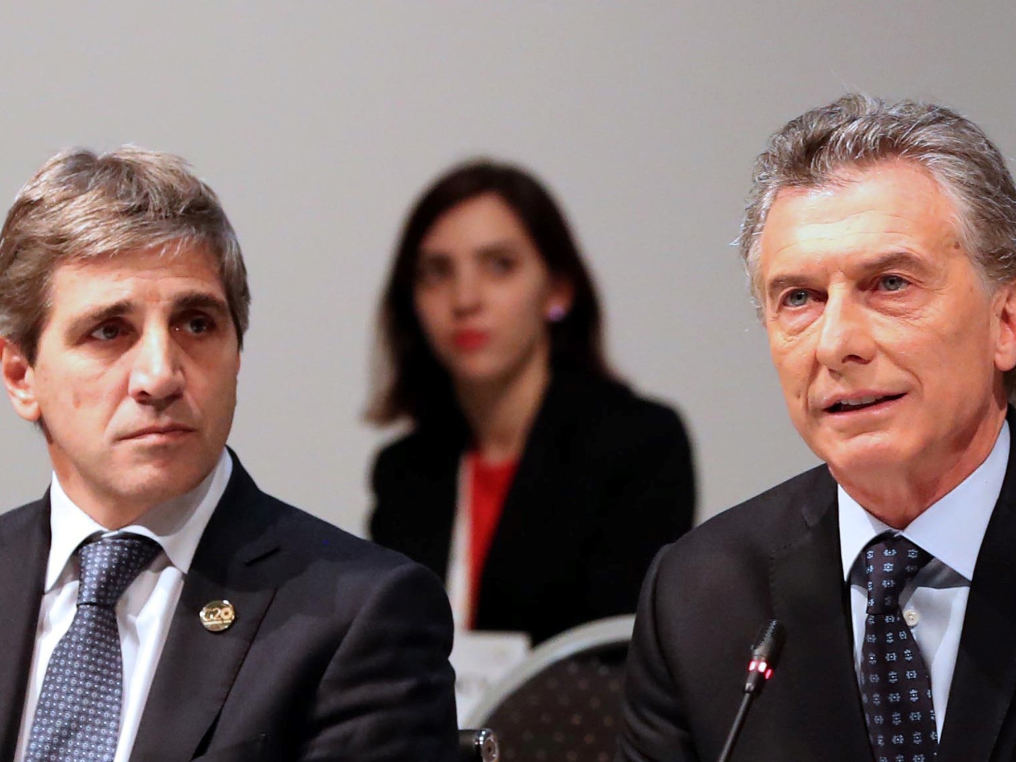 El presidente Javier Milei y el ministro de Economía Luis Caputo durante un acto oficial en Argentina.
