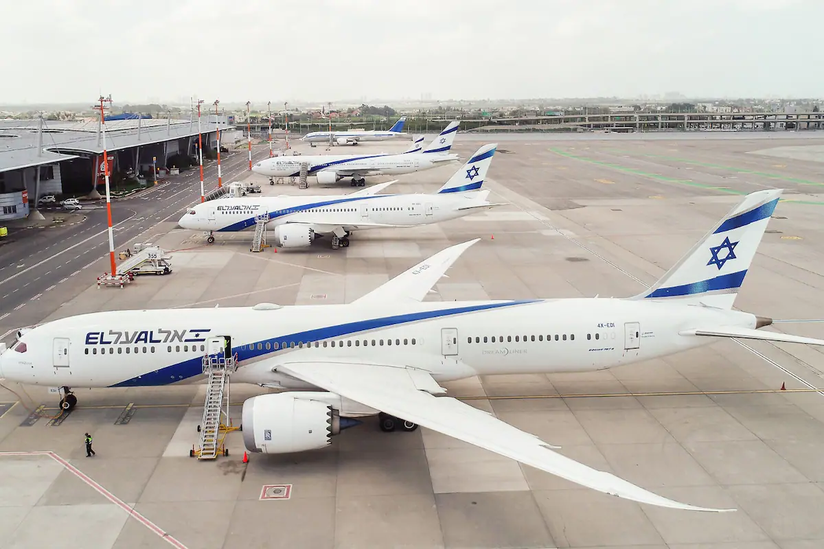 Un avión Boeing 787-9 Dreamliner de la aerolínea EL AL Israel estacionado en la plataforma del Aeropuerto Internacional de Ezeiza, Argentina, con personal de tierra trabajando