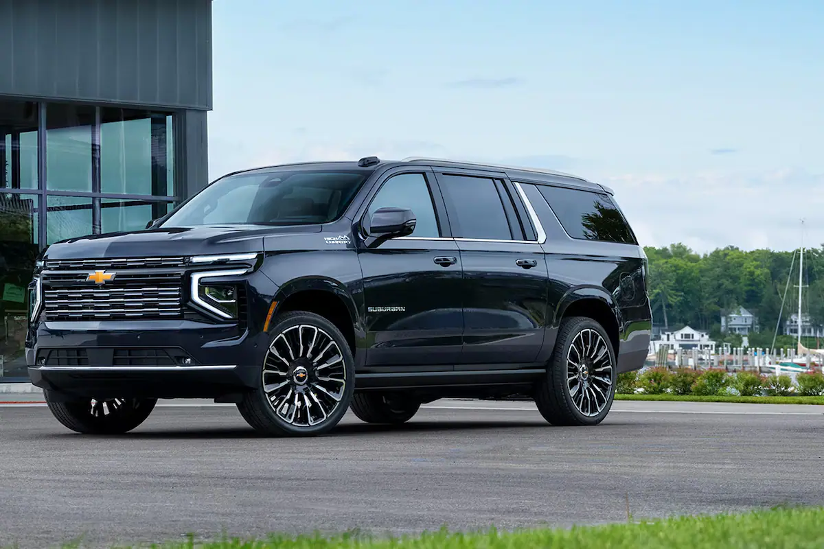 Planta de ensamblaje de General Motors en Alvear, Santa Fe, Argentina, con vehículos Chevrolet Tracker en línea de producción.