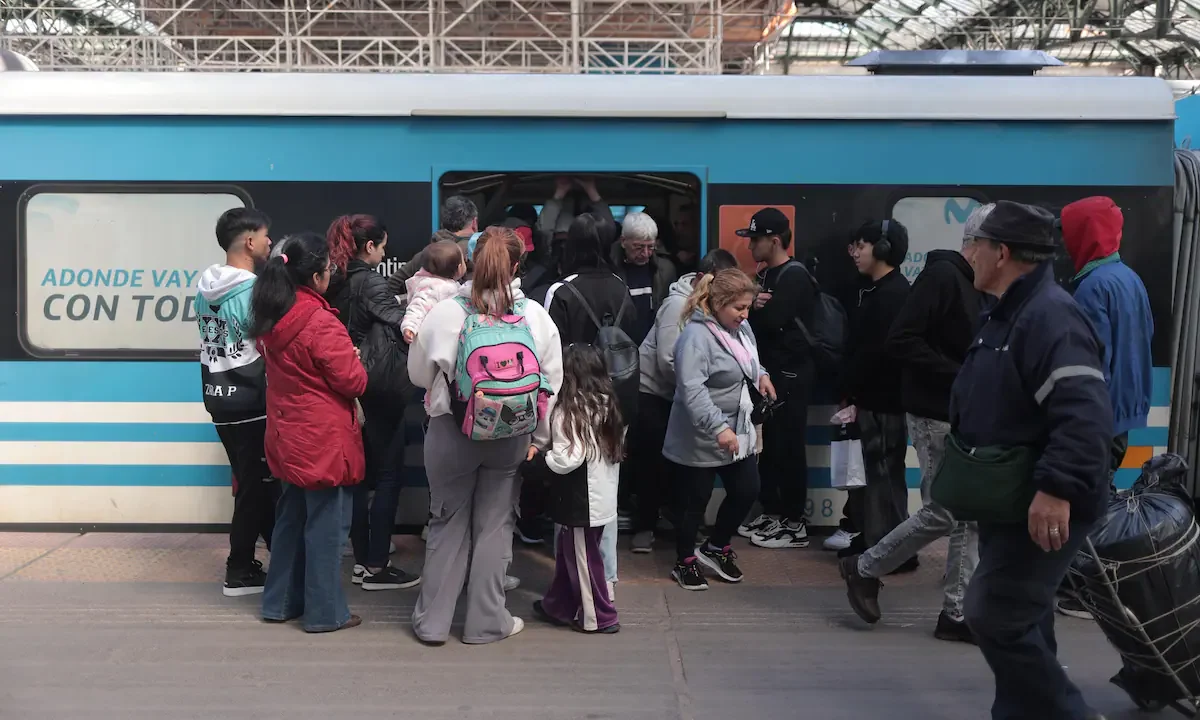 El Gobierno argentino aumenta 18% el boleto de tren y 2% el de colectivo en el AMBA desde la próxima semana