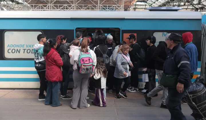 El Gobierno argentino aumenta 18% el boleto de tren y 2% el de colectivo en el AMBA desde la próxima semana