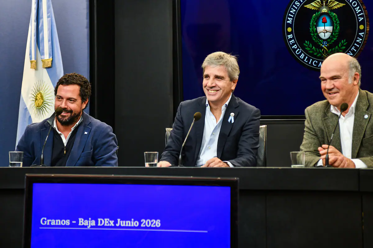 El Ministro de Economía Luis Caputo y el Presidente Javier Milei presentan anuncios sobre políticas agropecuarias en Argentina.