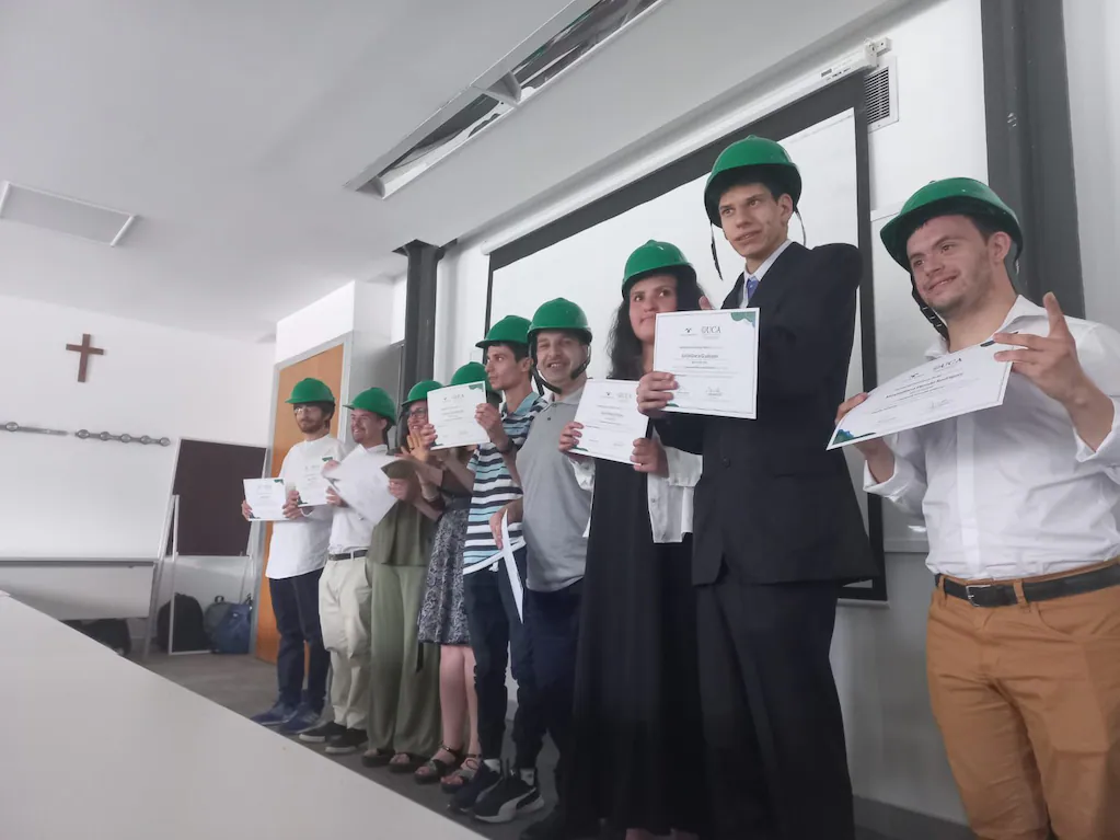 Grupo de personas participando en una actividad de educación ambiental.