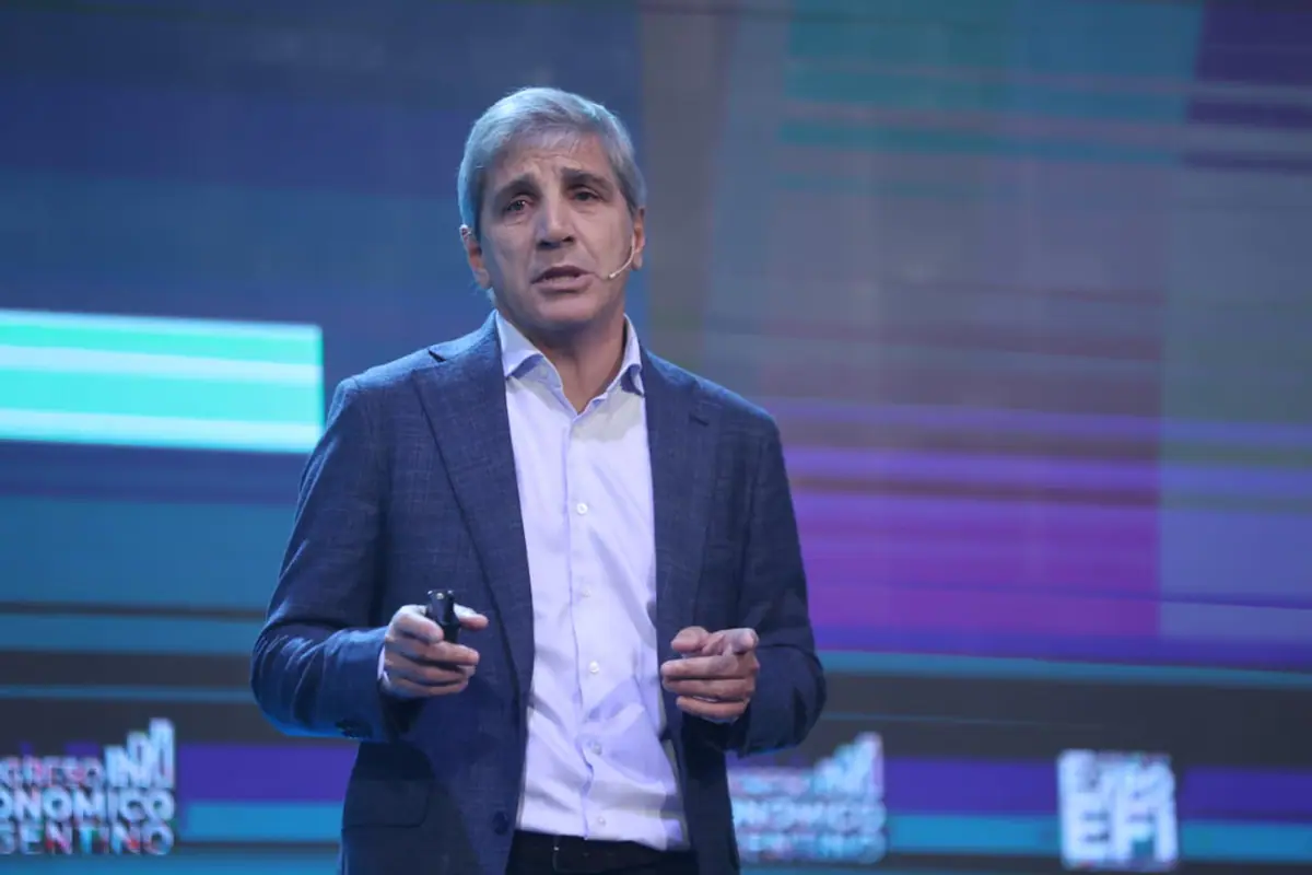 Luis Caputo hablando en el Ministerio de Economía de Argentina.
