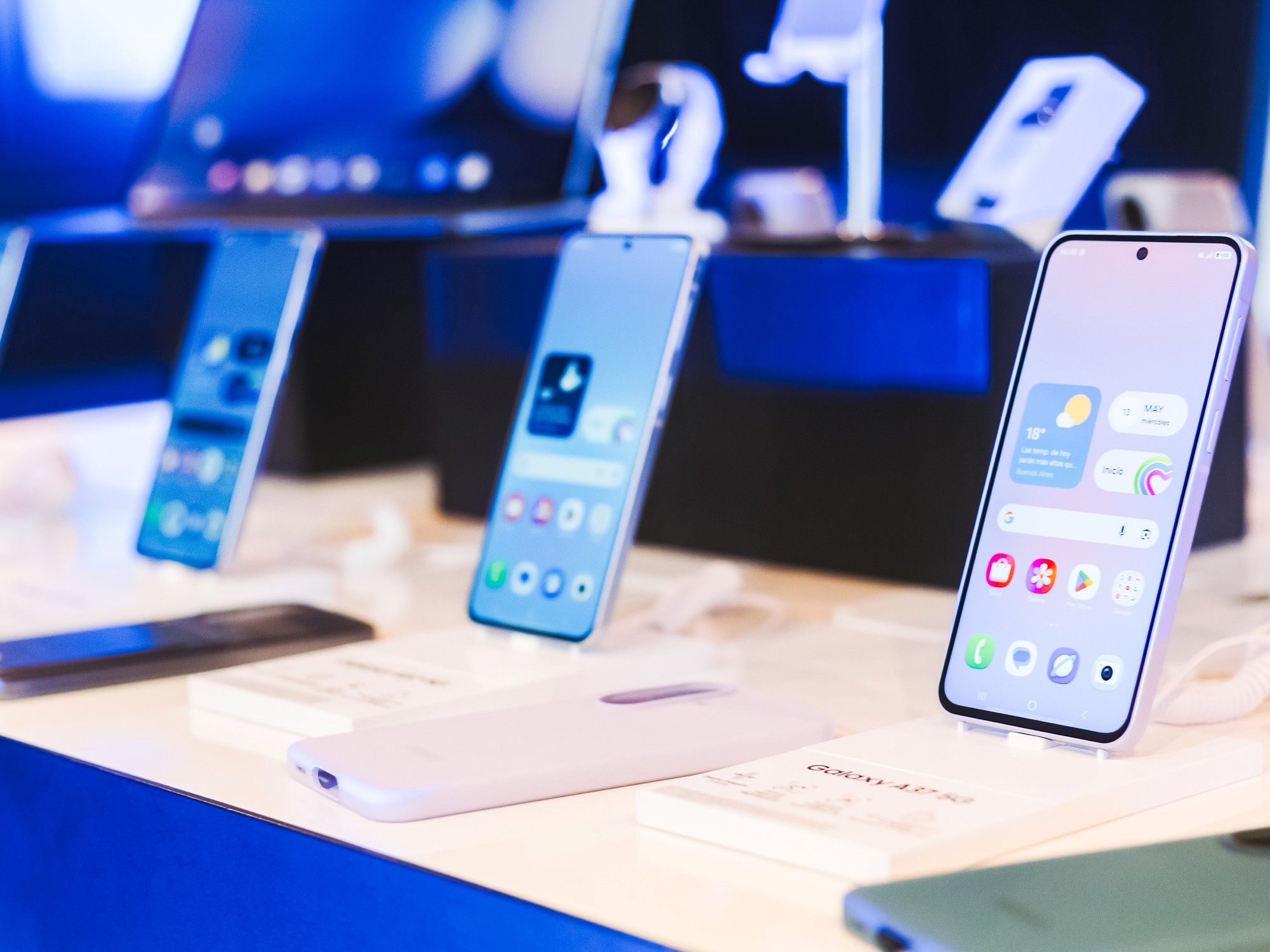 Exhibición de los nuevos modelos de smartphones Samsung Galaxy A57 5G y A37 5G con pantallas encendidas.