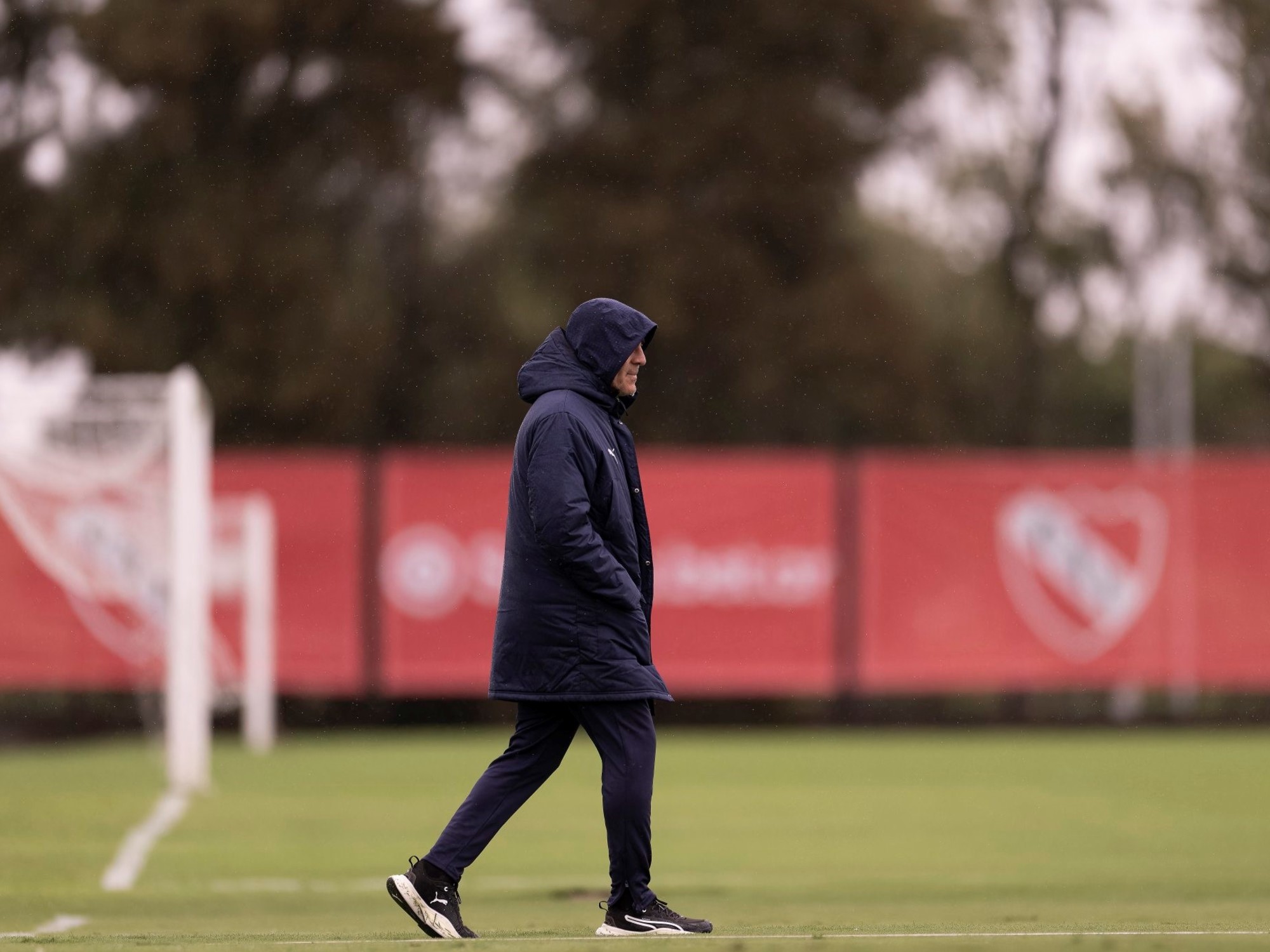 Jugadores del Club Atlético Independiente entrenando en su cancha en Argentina