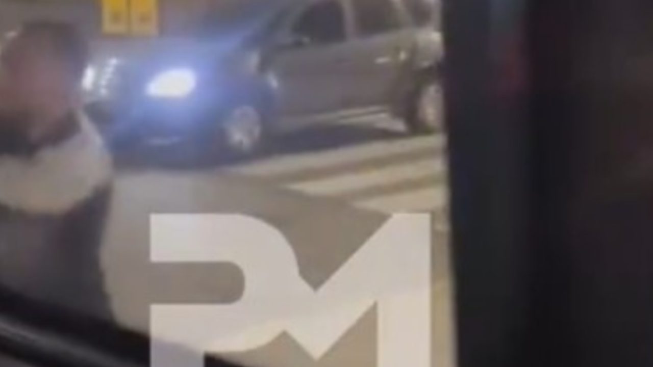 Conductor Ataca Colectivo a Palazos en Constitución Tras Incidente de Tránsito