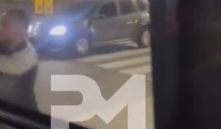 Conductor Ataca Colectivo a Palazos en Constitución Tras Incidente de Tránsito