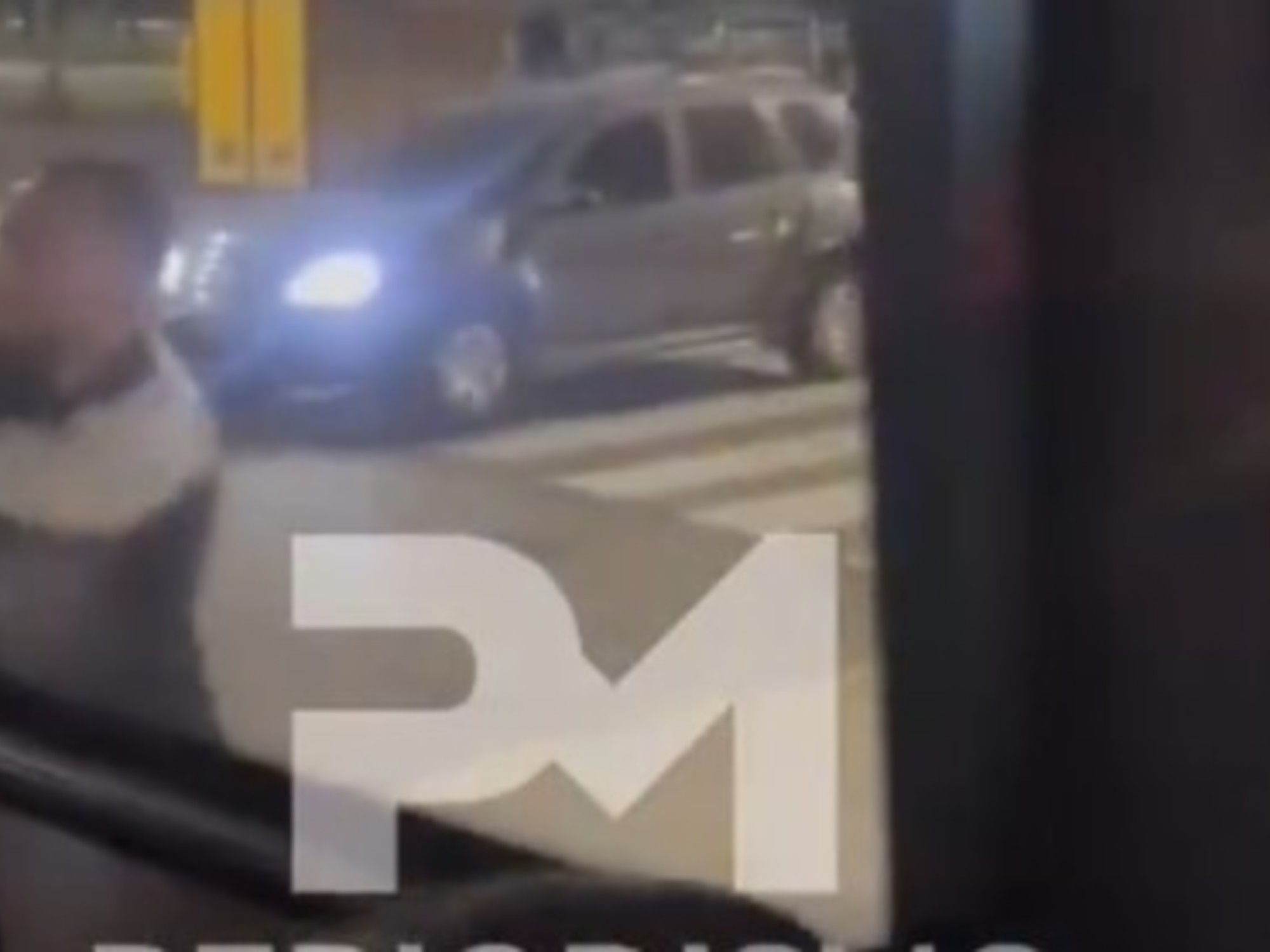 Un hombre es detenido por la policía junto a un colectivo con las ventanas rotas en la zona de Constitución, Buenos Aires.