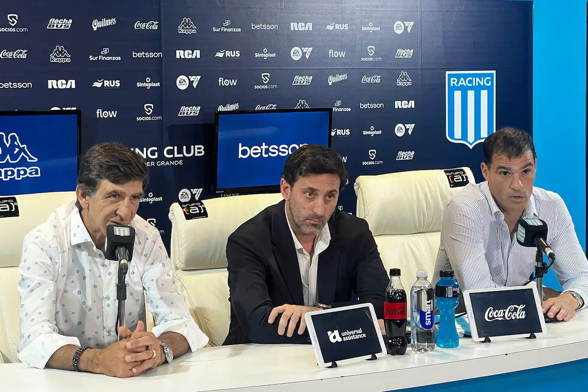 Diego Milito, presidente de Racing Club, y Gustavo Costas, director técnico, en una reunión en el club.