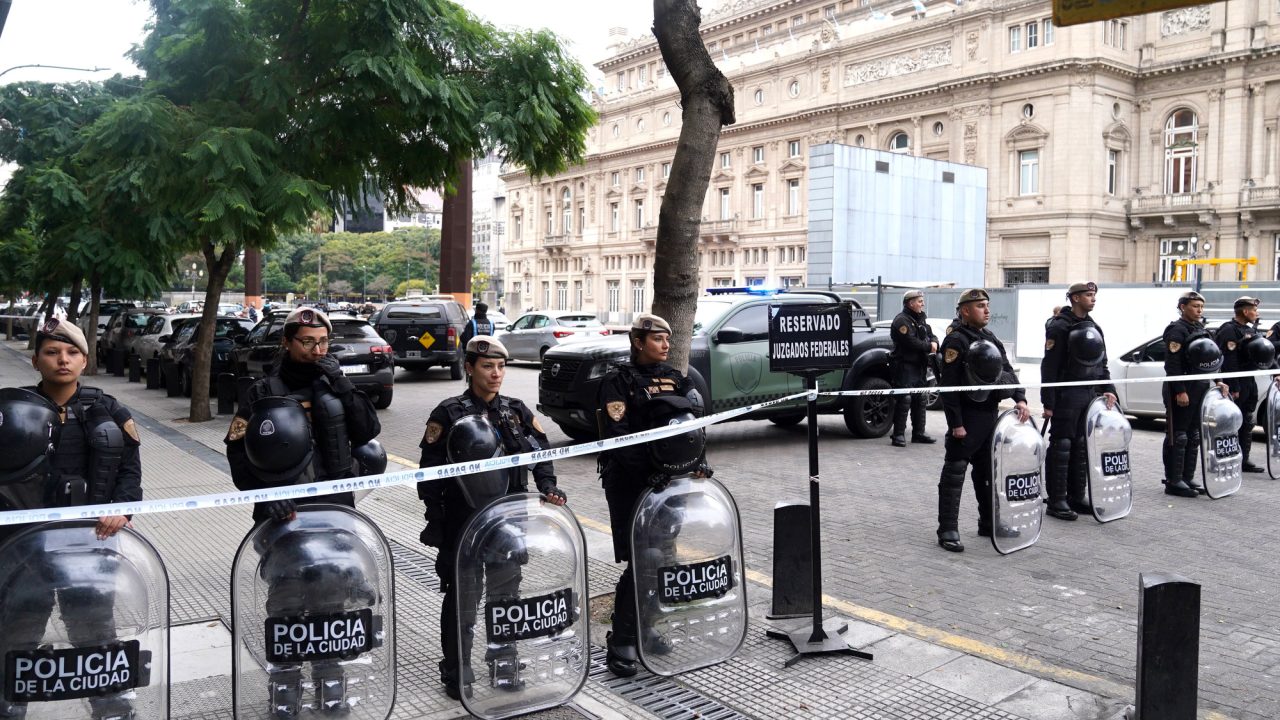 Hallan bolso con réplica de bomba en Tribunales, frente al Teatro Colón
