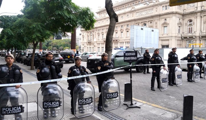 Hallan bolso con réplica de bomba en Tribunales, frente al Teatro Colón