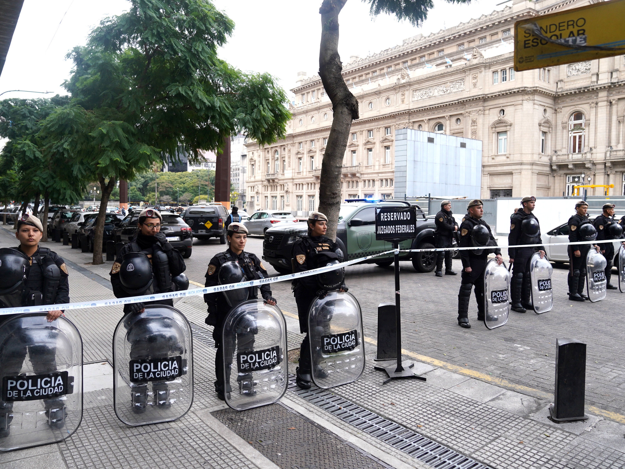 Policías de la Ciudad de Buenos Aires realizando un operativo de seguridad frente al Teatro Colón.