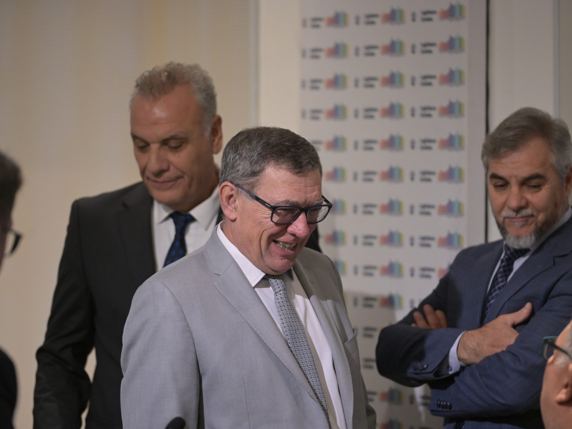 Fotografía de los tres fiscales destituidos, Daniel Miralles, Javier Di Santo y Luis Pizarro, tras la lectura de los fundamentos del jury.