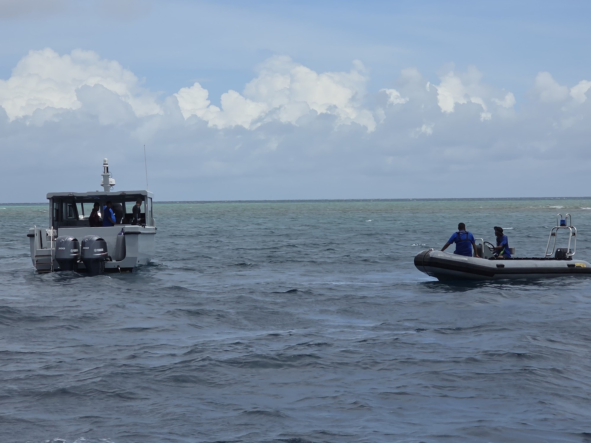 Equipo de buceo internacional realizando operaciones de rescate en Maldivas.