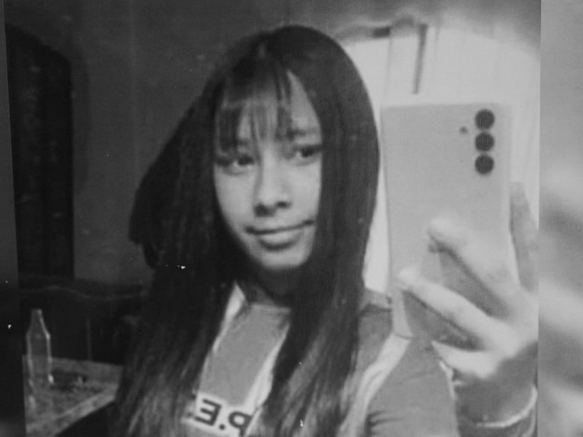 Placa del Club Atlético Racing de Córdoba con un crespón de luto por Agostina Vega.