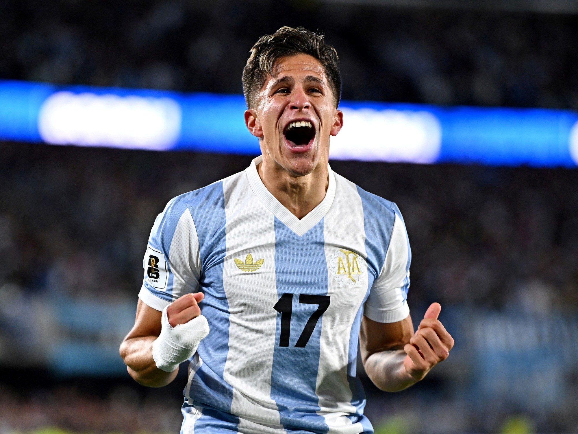 Giuliano Simeone, jugador de la Selección Argentina, sonriendo.