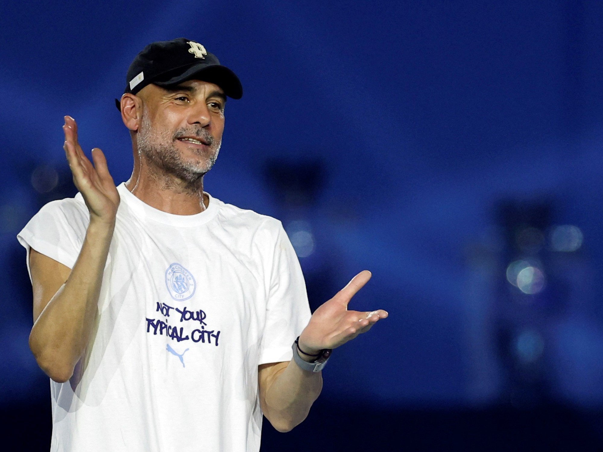 Imagen de Pep Guardiola recibiendo un mensaje de Michael Jordan durante su evento de despedida del Manchester City.