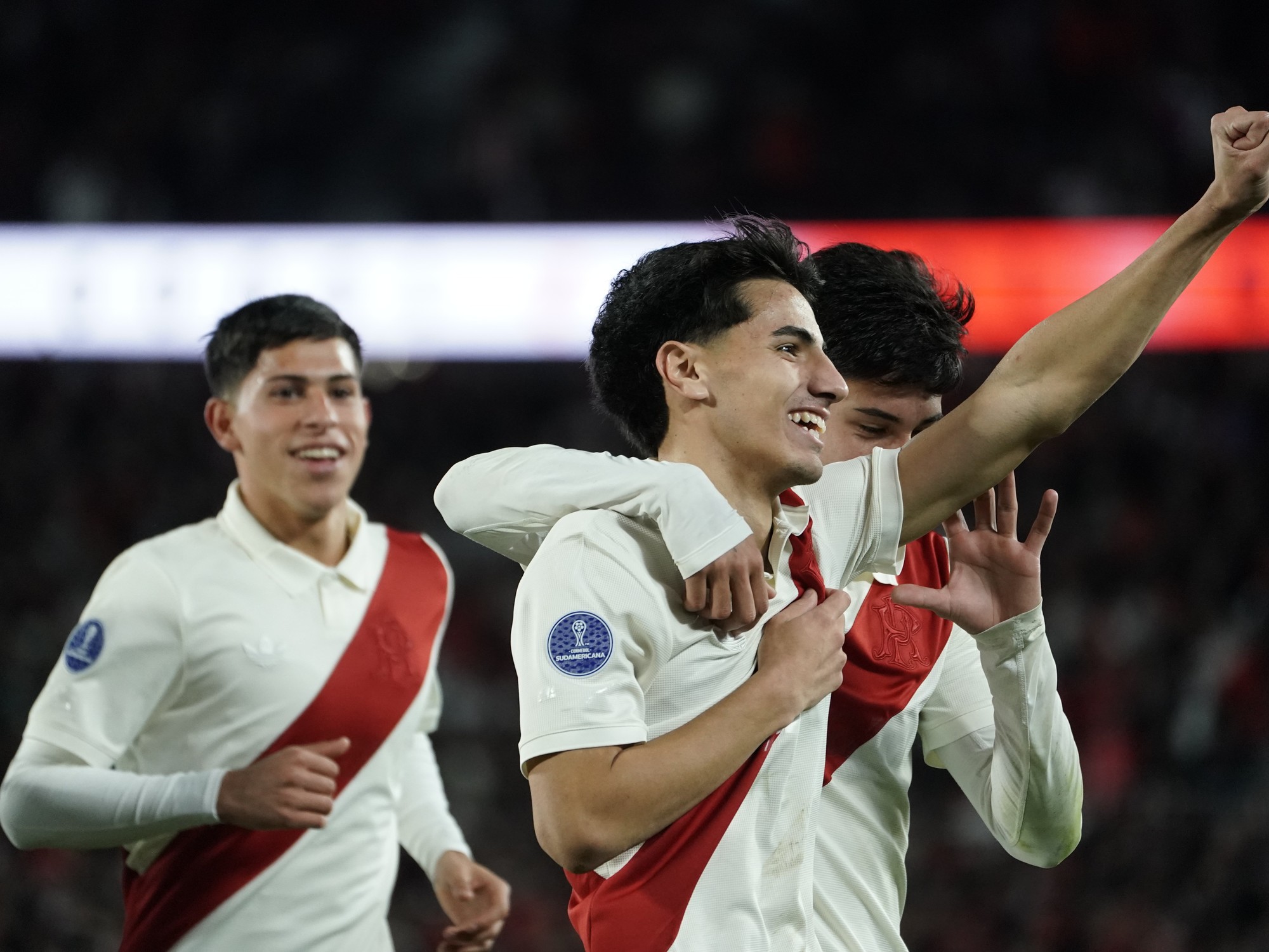 Jugadores de River Plate celebrando un gol en el Estadio Monumental.