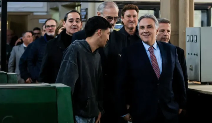 Córdoba lanza un fondo de $2000 millones para escuelas técnicas, criticando el recorte nacional