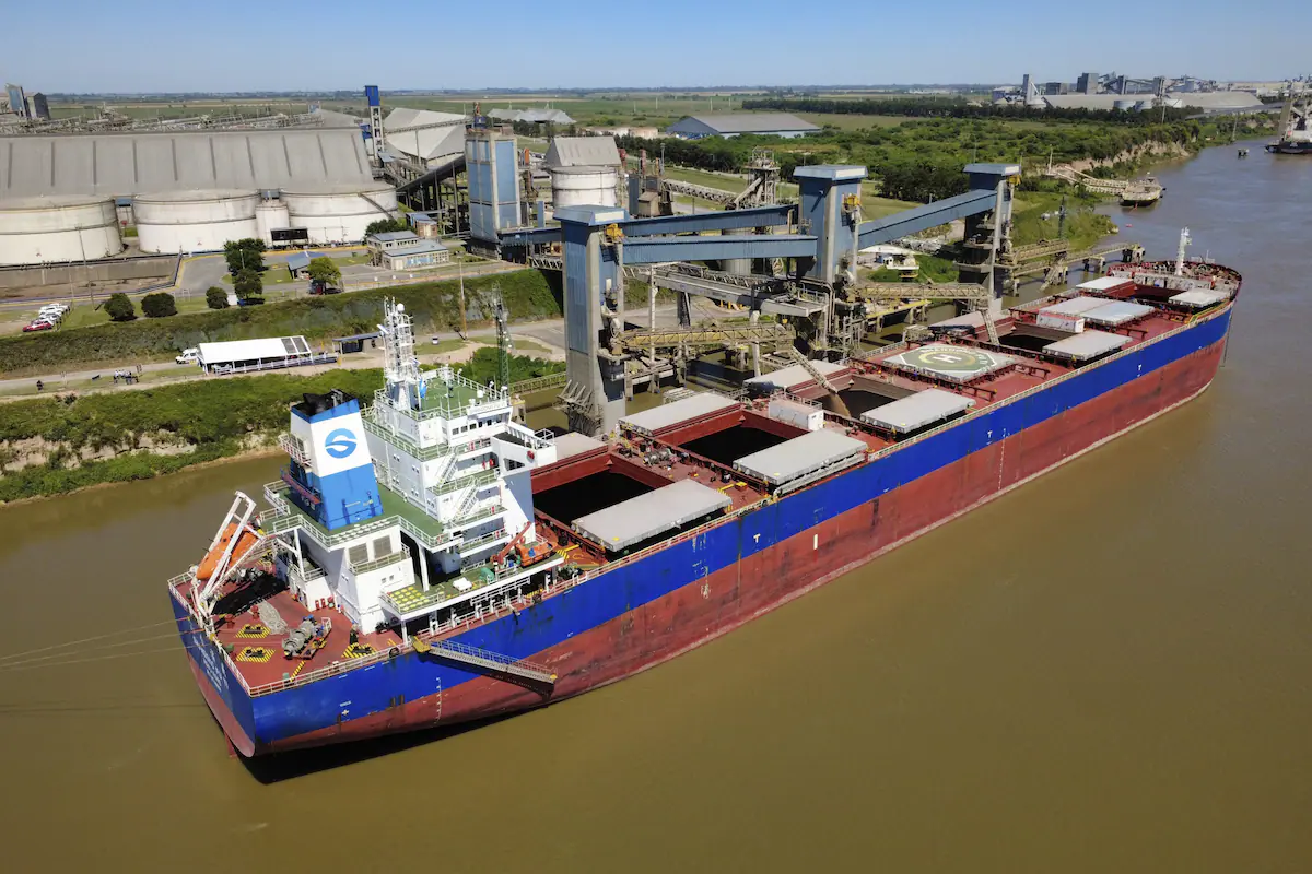 Barco de carga en el puerto de Timbúes, Santa Fe, Argentina, recibiendo trigo para exportación a China.