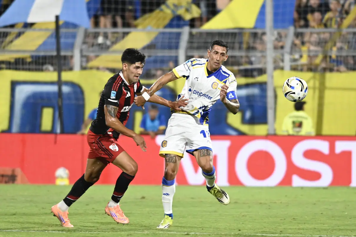Jugadores de River Plate y Rosario Central disputando un balón en un partido del fútbol argentino.