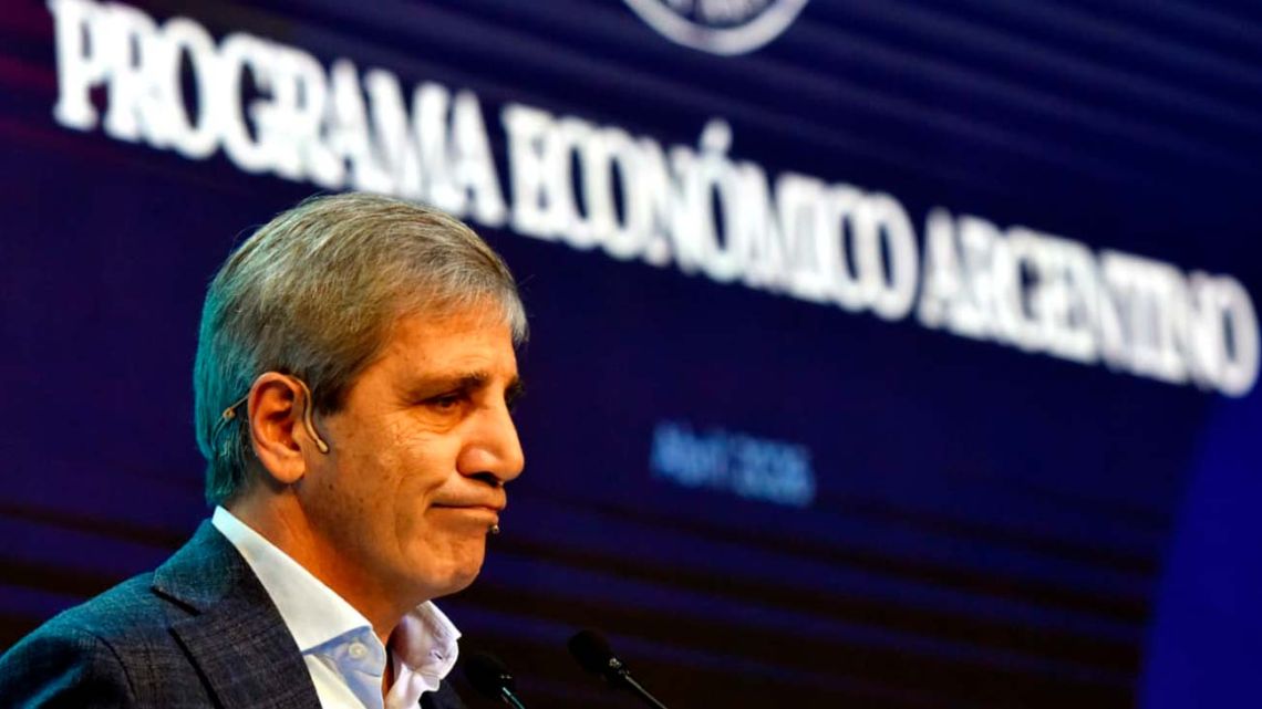 Luis Caputo diseña un plan financiero de USD 12.000 millones para blindar la gestión de Milei hasta 2027