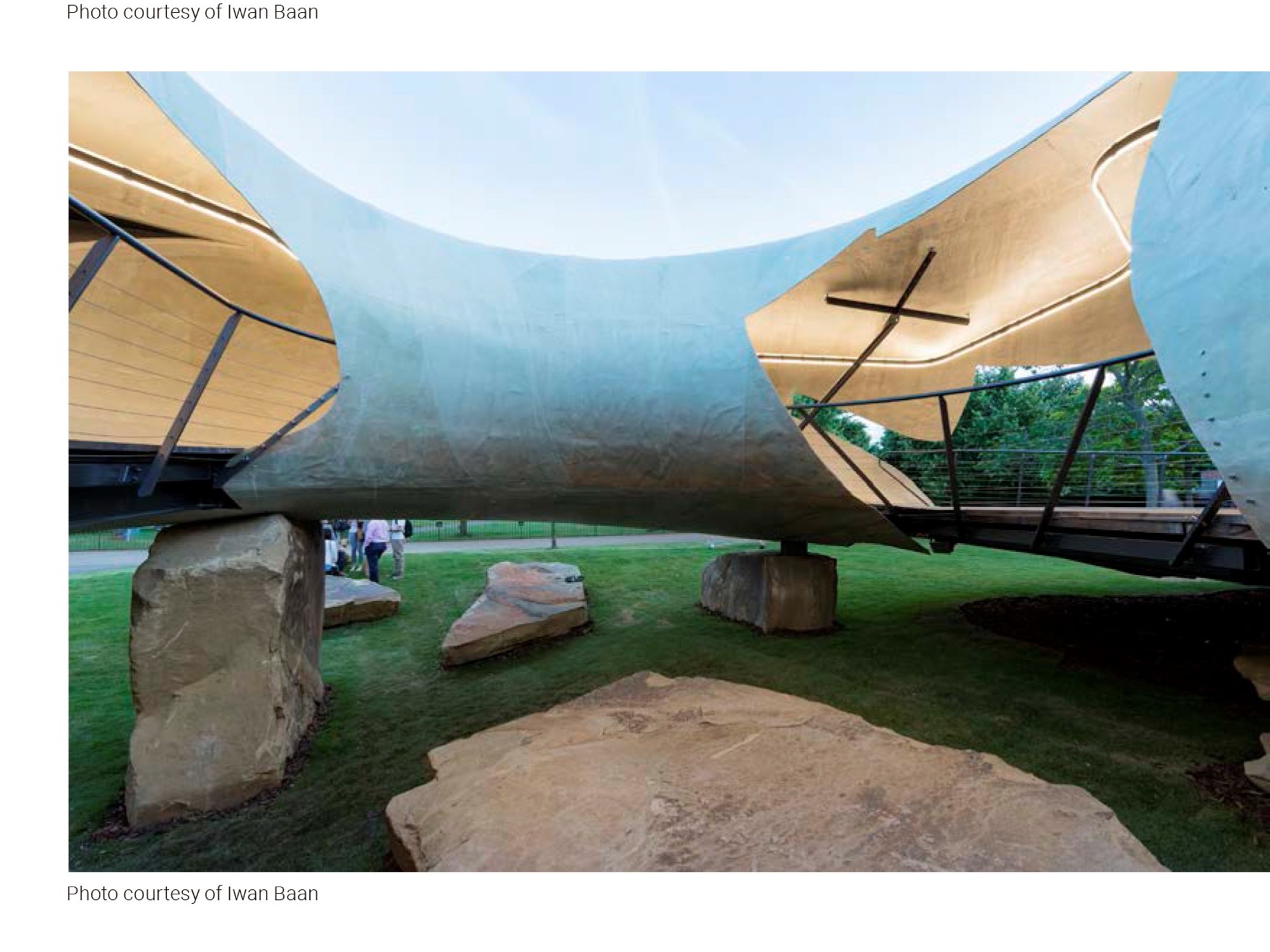 El arquitecto chileno Smiljan Radić en una de sus obras, reflejando su estilo experimental.