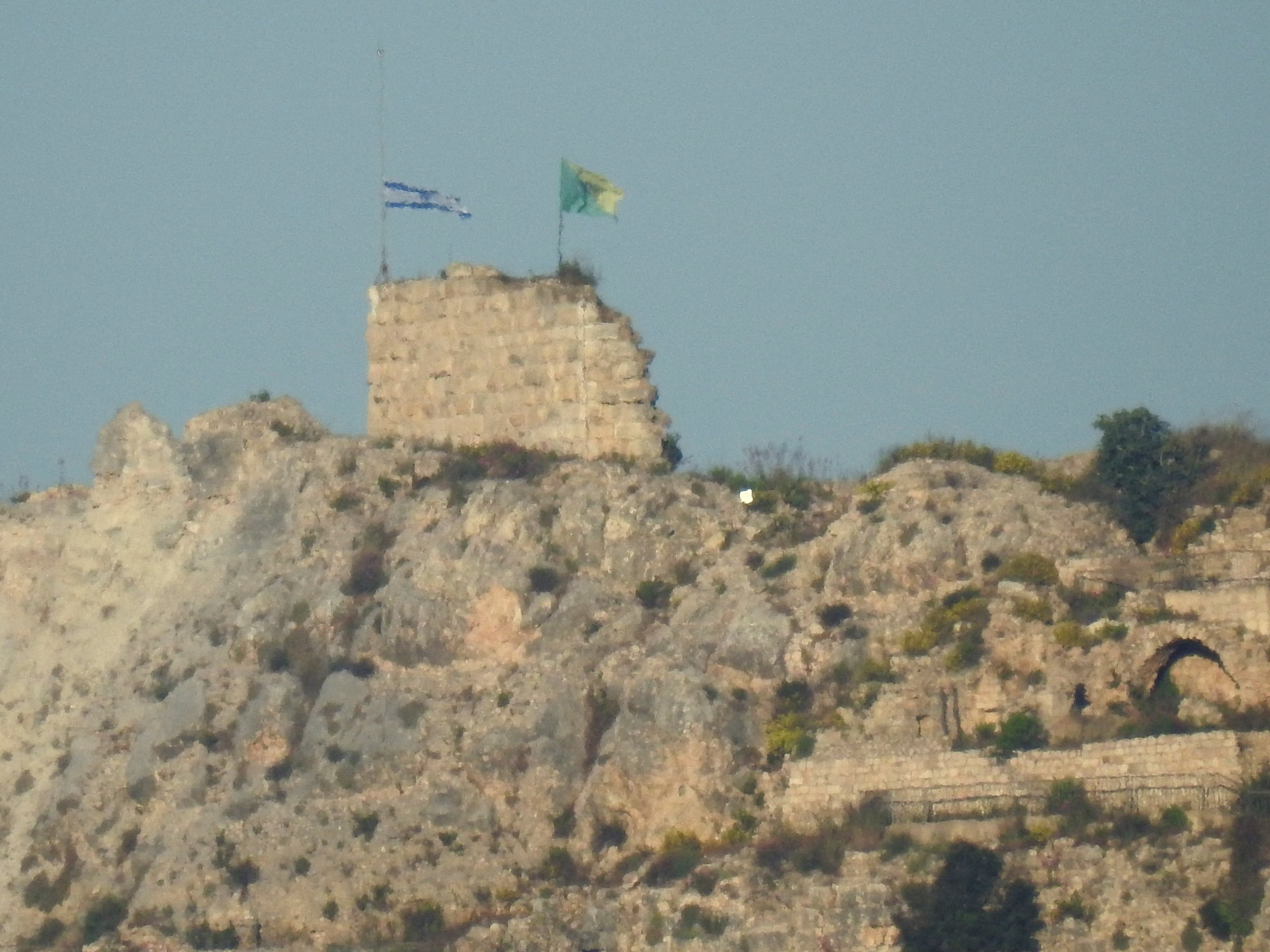 Soldados israelíes dentro del histórico castillo de Beaufort, con la bandera de Israel ondeando.