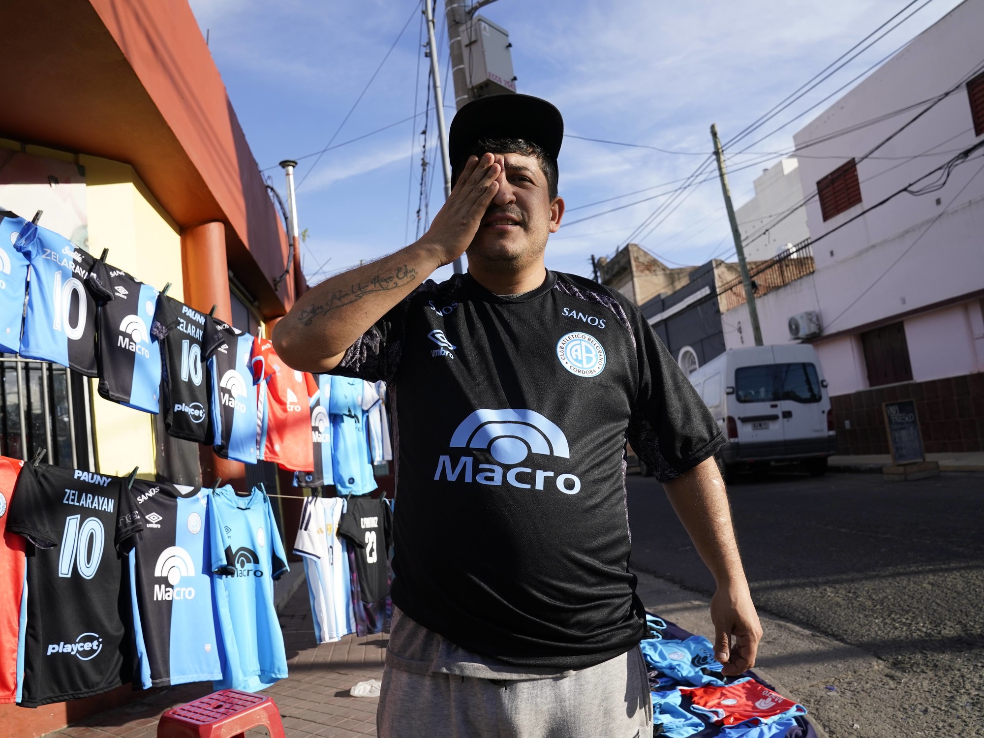 Fanáticos de Belgrano expresando su apoyo con fervor y coloridas banderas en las calles de Córdoba.