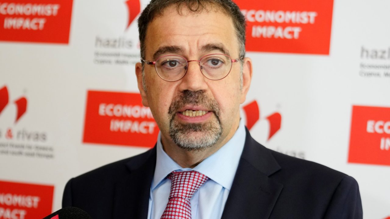 Premio Nobel de Economía cuestiona el pánico por despidos masivos por IA: “Reemplazar trabajadores es una propuesta perdedora