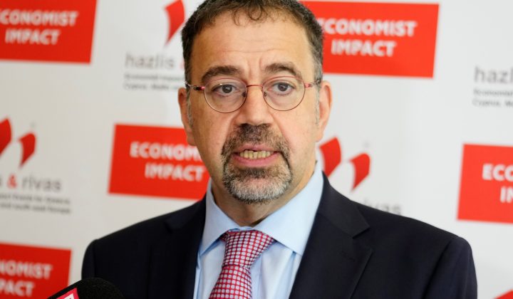 Premio Nobel de Economía cuestiona el pánico por despidos masivos por IA: “Reemplazar trabajadores es una propuesta perdedora