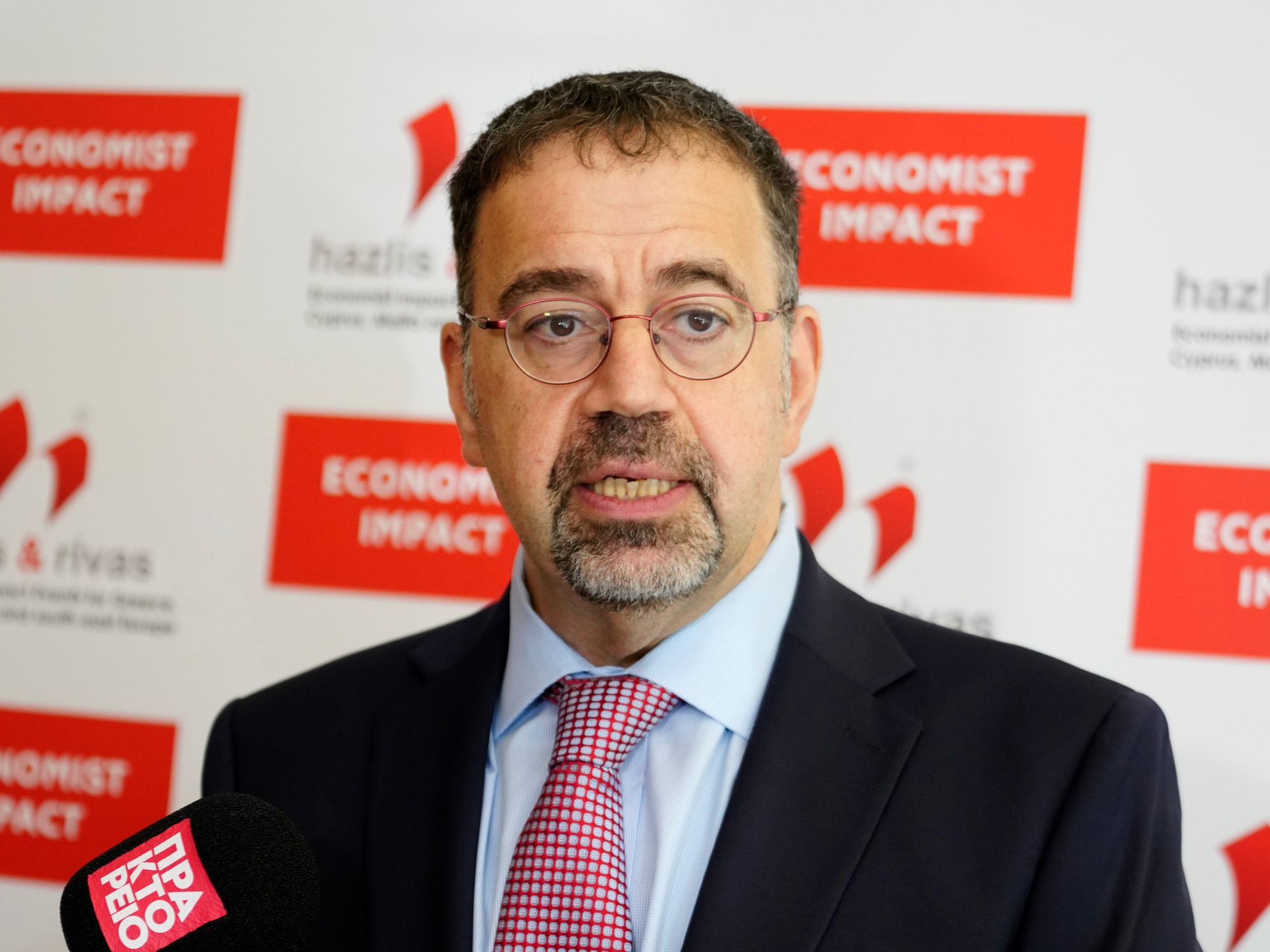 Daron Acemoglu, economista turco y profesor del MIT, en el contexto de una conferencia o evento en Argentina.