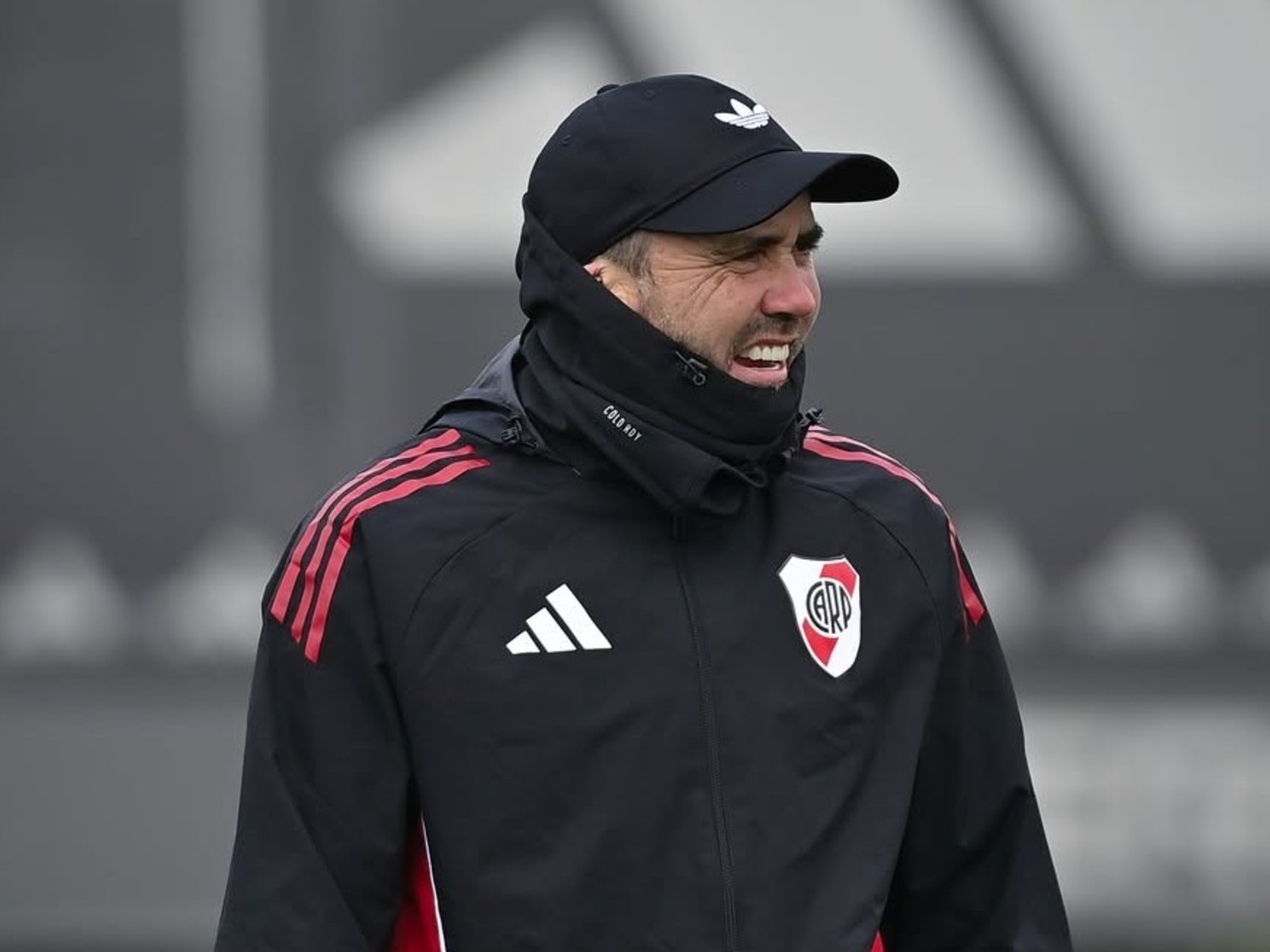Eduardo Coudet en el campo de juego dirigiendo a River Plate.