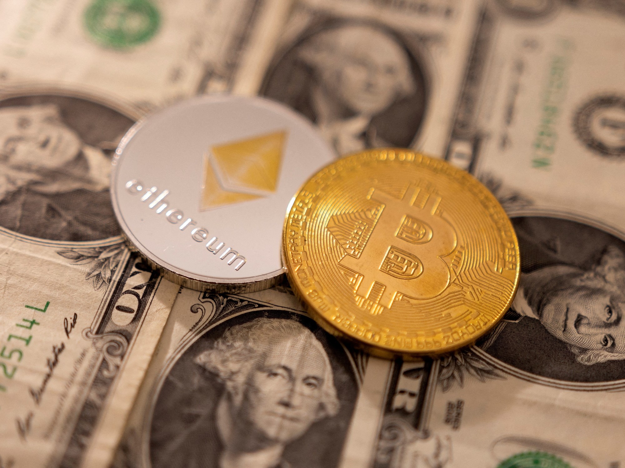Gráfico de la cotización de Bitcoin con el logo de la criptomoneda y la bandera argentina de fondo.