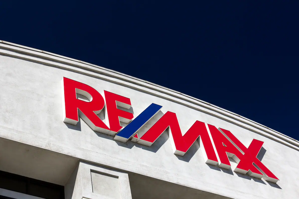 Fachada de una oficina de RE/MAX en Argentina