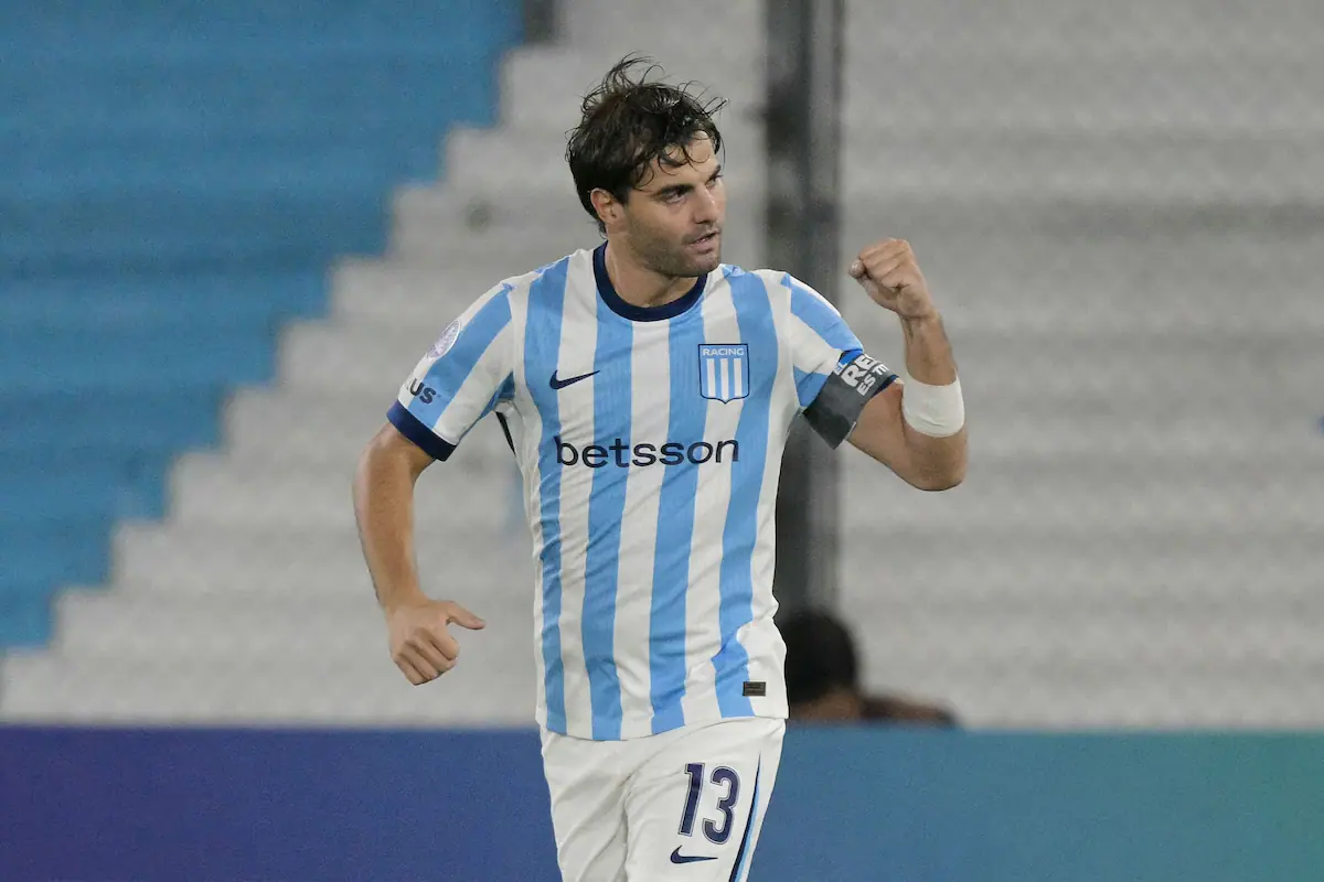 Jugadores de Racing disputando un partido de la Copa Sudamericana.