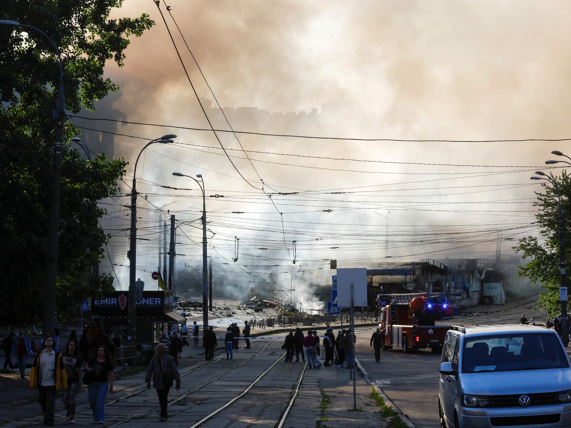 Edificios dañados y humo elevándose en Kiev tras un ataque con misiles rusos.