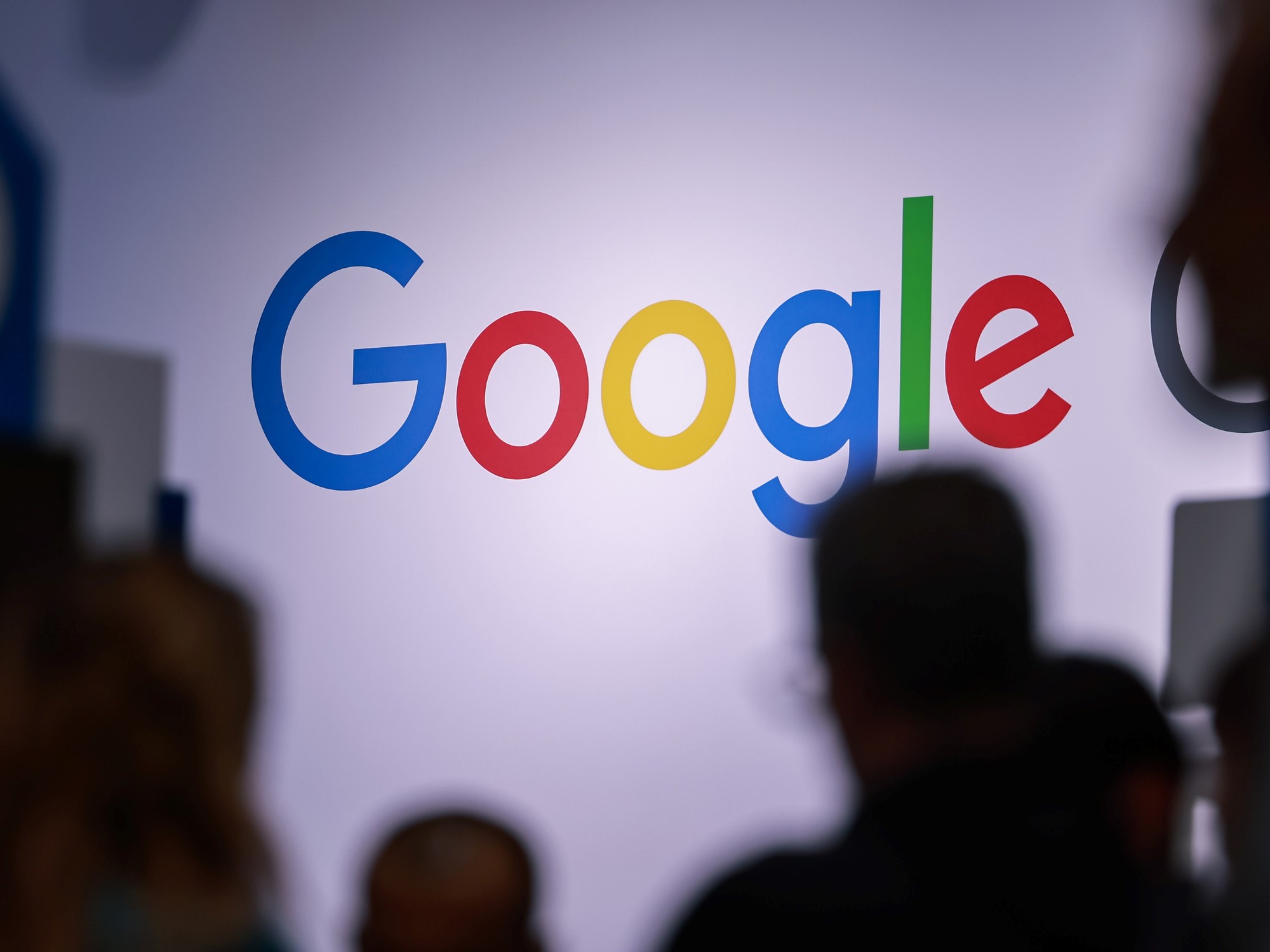 Representación gráfica del logo de Google integrado con elementos de inteligencia artificial, simbolizando la evolución de su buscador.