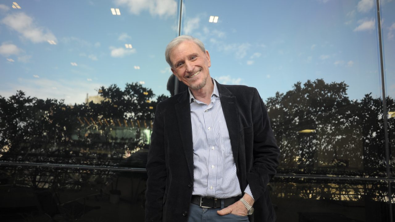 Charlie López desentraña el origen de supersticiones y costumbres argentinas en su nuevo libro