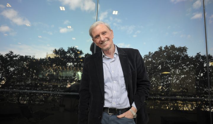 Charlie López desentraña el origen de supersticiones y costumbres argentinas en su nuevo libro