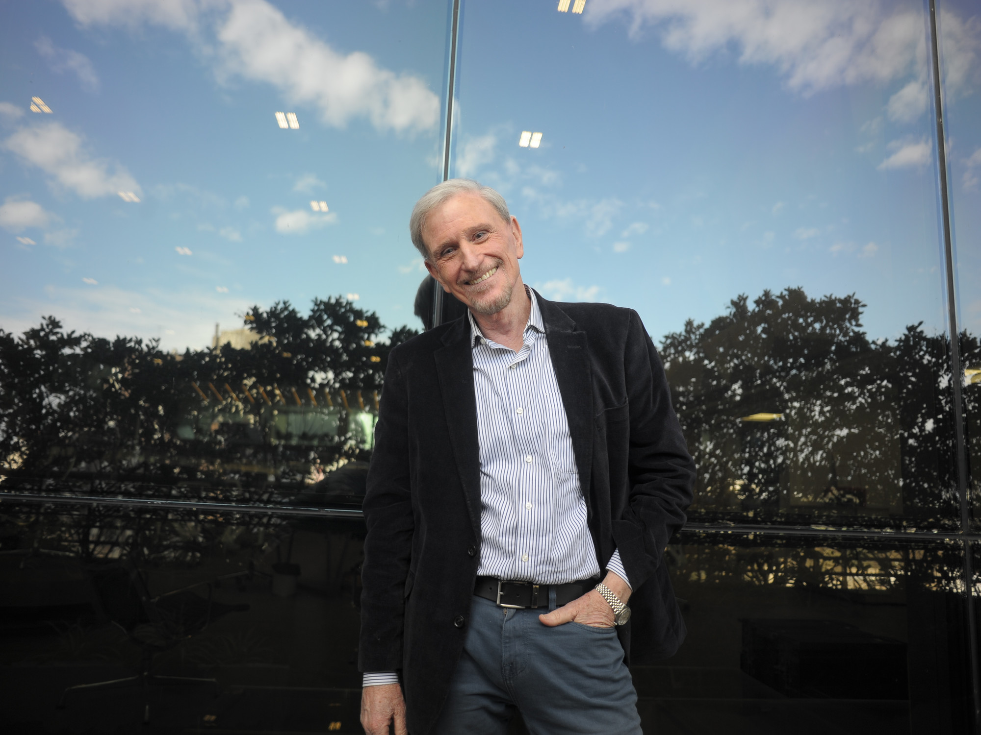Charlie López, escritor e historiador, sonriendo durante una entrevista.