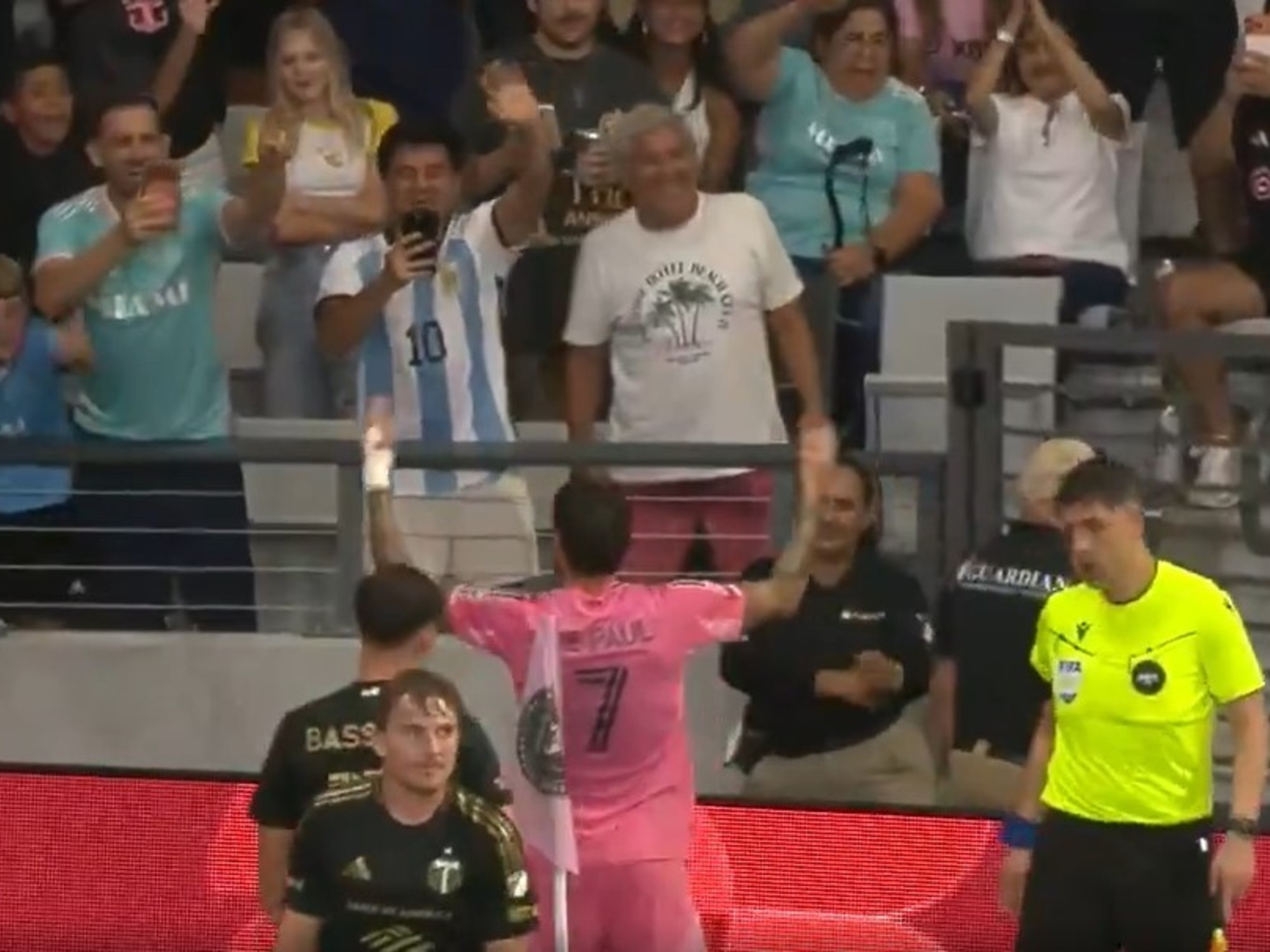 Rodrigo De Paul, con la camiseta del Inter Miami, gesticula hacia la tribuna durante un partido.