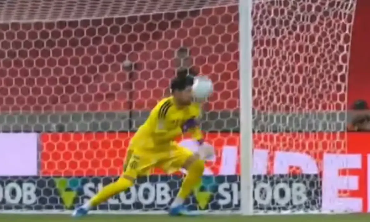 El insólito error de Agustín Rossi que concedió un gol a Athletico Paranaense en el Brasileirao