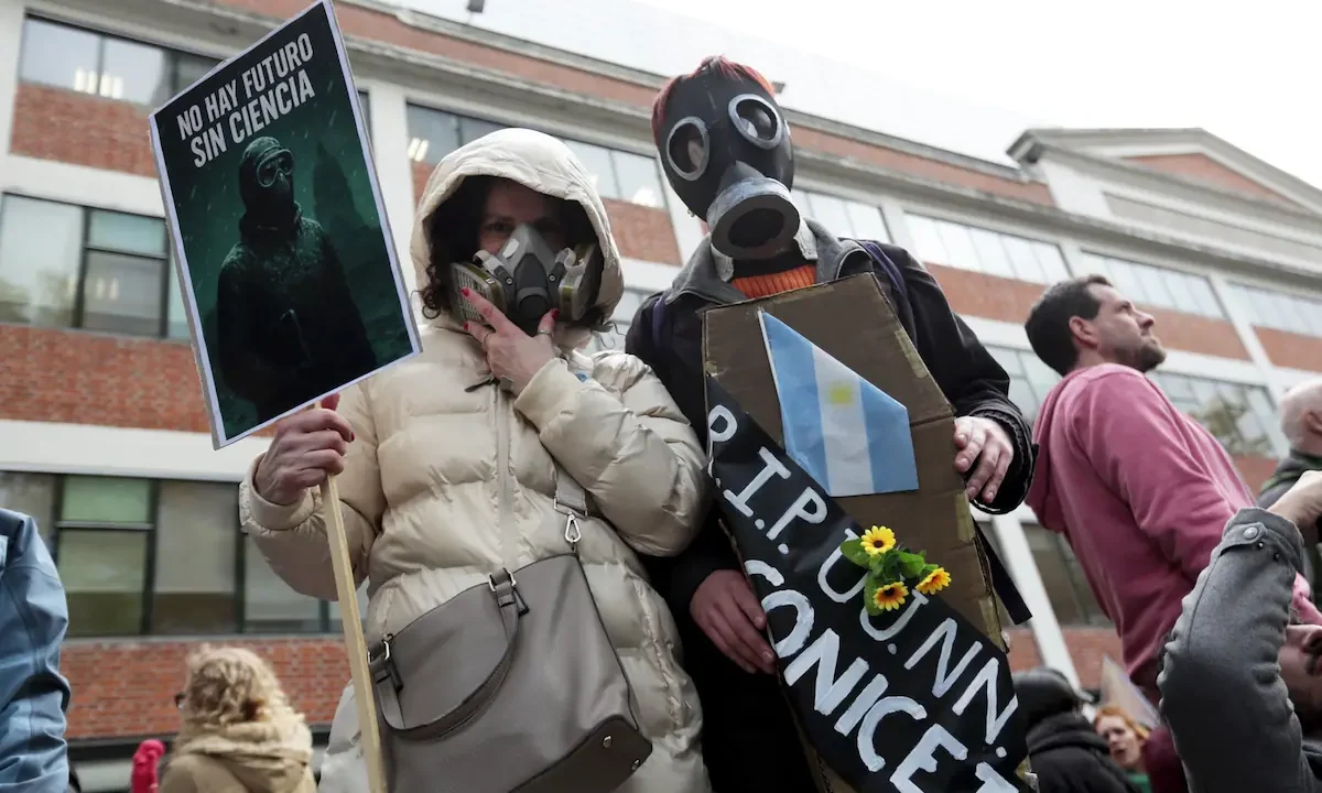 Crisis en la Ciencia Argentina: Recortes Presupuestarios y Desmantelamiento del Ecosistema Científico