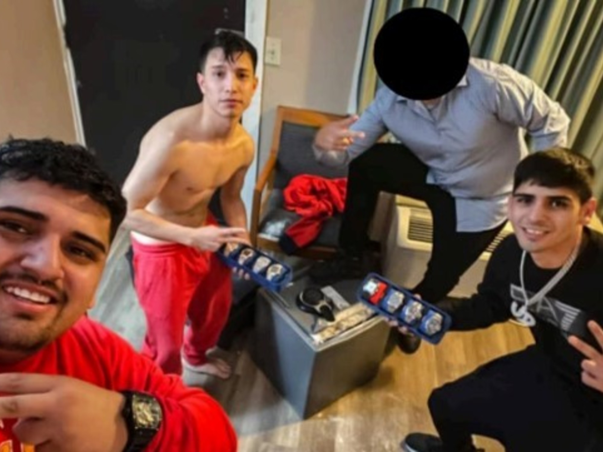 Agentes policiales de la DDI de Azul realizando un arresto durante un operativo en Argentina.